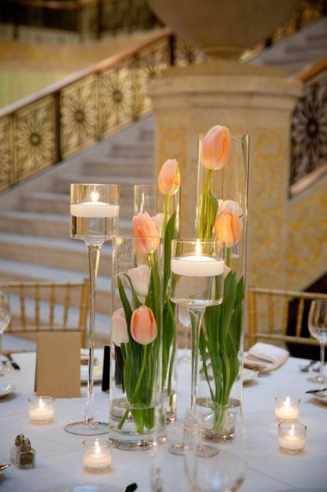centre de table avec bougeoir, fleurs et bougies flottantes